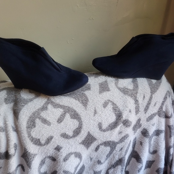 Boots - Picture 3 of 4